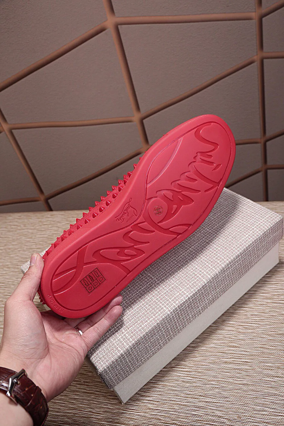 Ex-factory price 440. christian louboutin (CL red sole shoes) counter nail series, casual sneakers for couples 📢 📢 📢 Exclusive hot style release 🎈🎈💪 Movable latex feet 👻 Finished large sole car line [satisfied] 😝Female 35-40# Male 38#-46, global supply😝 [Top version]: original imported cowhide frosted upper, top original leather lining, original molded TPU outsole, original 1:1 detail processing, original shoe last, large quantity available from stock,
